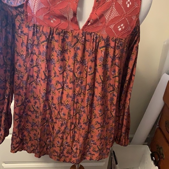 Xhilaration cold shoulder top, floral and lace - Picture 7 of 12